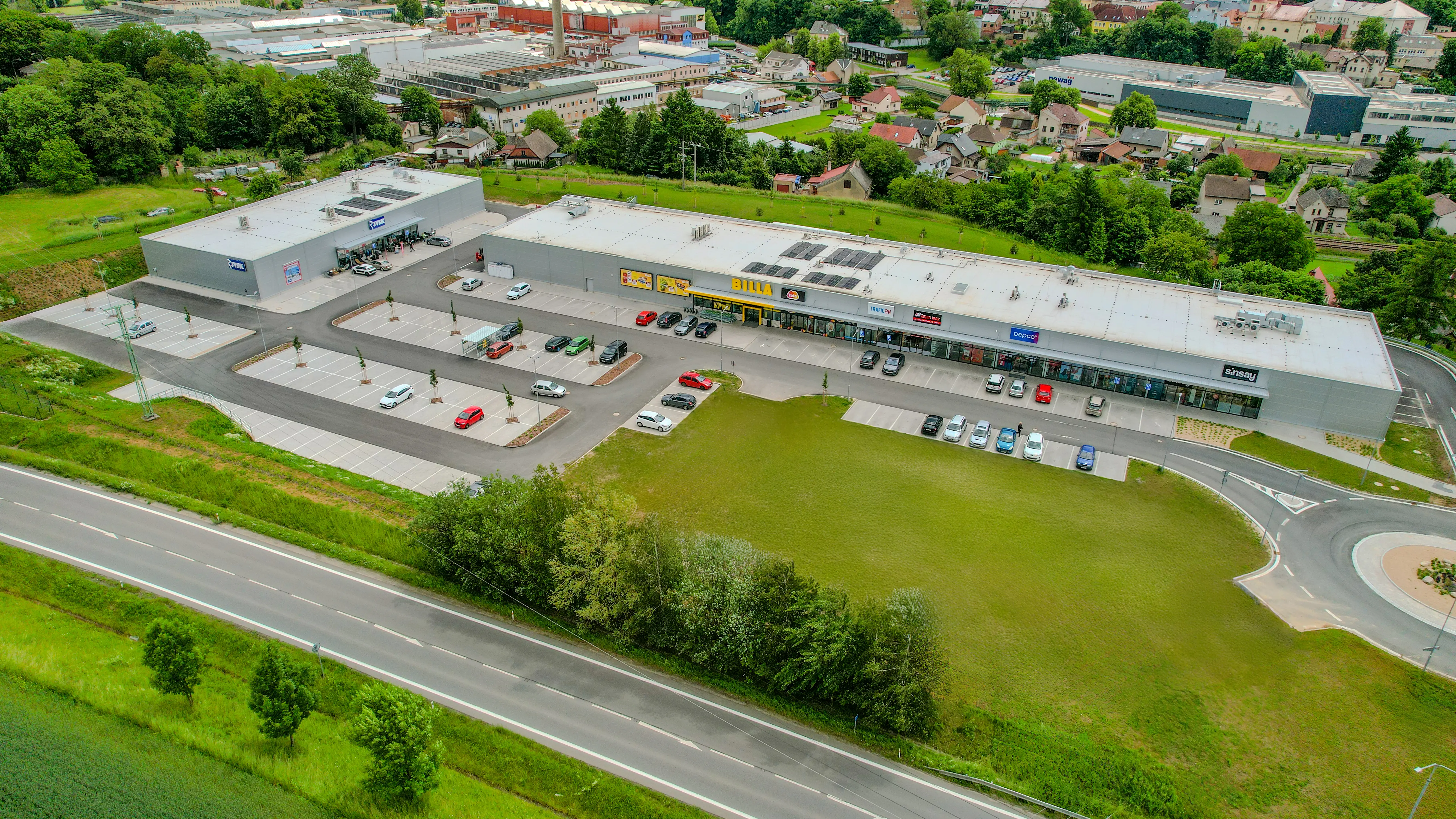Traxial-retail-park-vamberk-dron-3